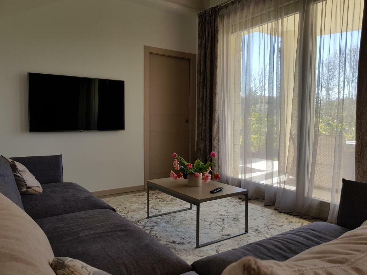 Luxury Apartments Beauty Gardens Sirmione Bagian luar foto