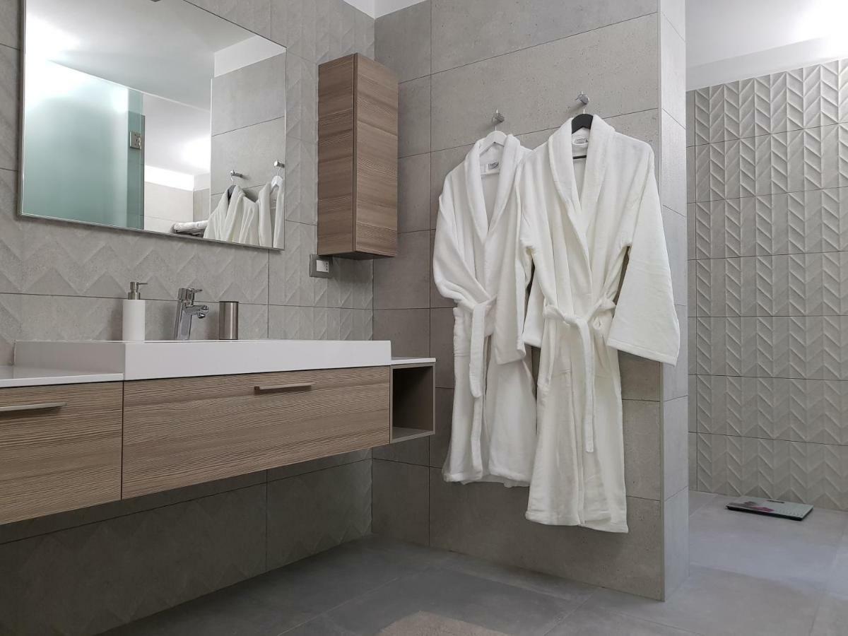 Luxury Apartments Beauty Gardens Sirmione Bagian luar foto