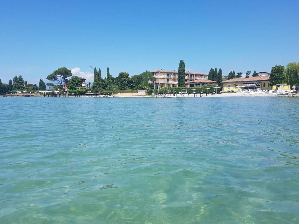 Luxury Apartments Beauty Gardens Sirmione Bagian luar foto